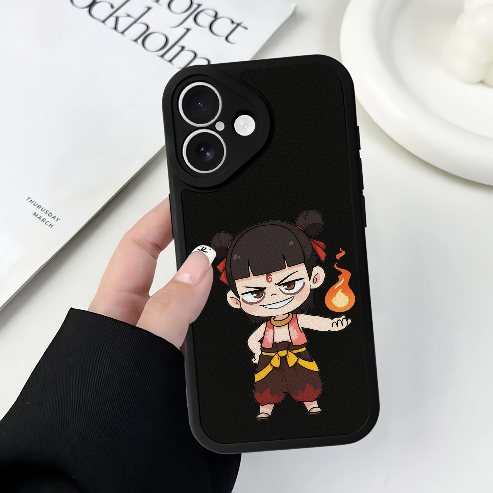 （画像用） Ne Zha 2 ナタ 魔童の大暴れ 【iPhone 16シリーズ対応】シリコンスマホケース（レザー調） 材質：シリコン